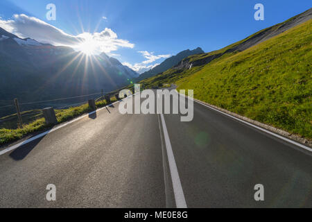 Strada di Montagna con Sun a Grossglockner Strada alpina del Parco Nazionale degli Alti Tauri, Carinzia, Austria Foto Stock