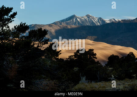 Great Sand Dunes National Park, Colorado è minacciata dalle amministrazioni Trump di interesse nell'apertura vicino a terra per l'estrazione di minerali. Foto Stock