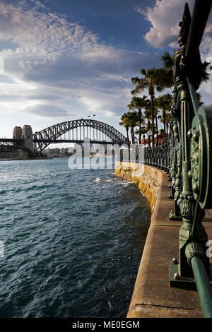 Il Circular Quay promenade a Sydney Cove con il Sydney Harbour Bridge in background in Sydney, Australia Foto Stock
