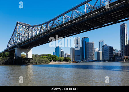 Brisbane skyline e la storia ponte che attraversa il fiume Brisbane Queensland, Australia Foto Stock