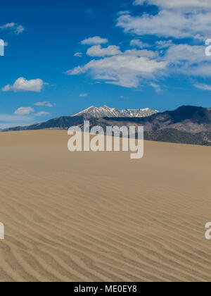 Great Sand Dunes National Park, Colorado è minacciata dalle amministrazioni Trump di interesse nell'apertura vicino a terra per l'estrazione di minerali. Foto Stock