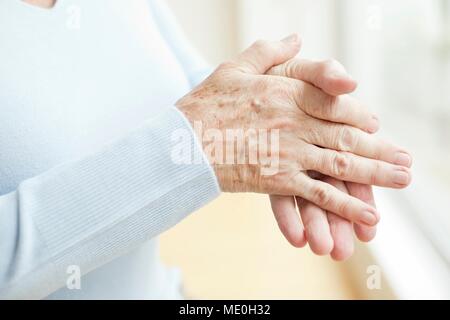 Senior donna le mani, vicino. Foto Stock