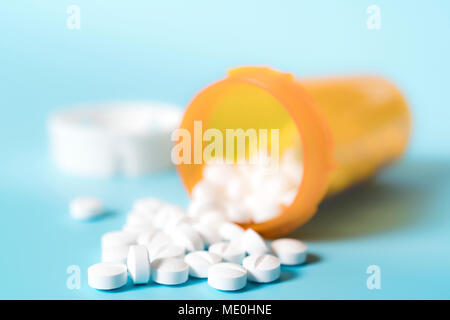 Pillole di bianco fuoriuscita dalla bottiglia. Foto Stock