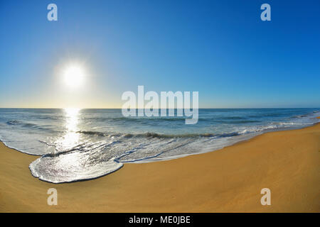 Surf rompe sul litorale di novanta miglia di spiaggia di Paradise Beach con il sole che splende sopra l'oceano in Victoria, Australia Foto Stock