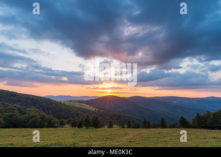 Paesaggio di montagna con il tramonto del sole sopra le montagne Vosges a Le Markstein in Haut-Rhin, Francia Foto Stock