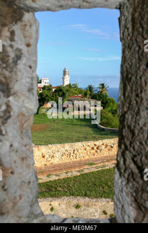 Vista del faro, ristorante e porto dalla torre campanaria a Castillo de San Pedro de la Roca (1669), un sito Patrimonio Mondiale dell'UNESCO, Santiago de C Foto Stock