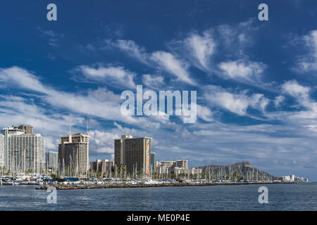 Mare code (cirrus uncinus nuvole) su Waikiki; Honolulu Oahu, Hawaii, Stati Uniti d'America Foto Stock