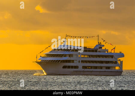 Stella di Honolulu facendo una crociera al tramonto visto dalla magica isola, Ala Monana beach park; Honolulu Oahu, Hawaii, Stati Uniti d'America Foto Stock