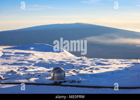 Dismessi Caltech submillimetrico Osservatorio sulla cima del Mauna Kea con vista di Mauna Loa; Isola delle Hawaii, Hawaii, Stati Uniti d'America Foto Stock