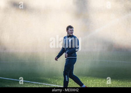 MINSK, Bielorussia - Aprile 7, 2018: Soccer player prima la bielorussa Premier League football match tra FC dinamo Minsk e FC Isloch alla FC Minsk Stadium Foto Stock