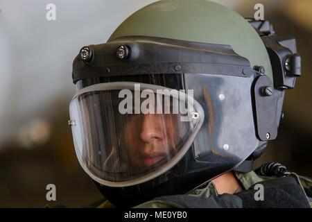 Stati Uniti 5TH FLOTTA AREA DI OPERAZIONI - Sgt. Marco Mendez, un'eliminazione degli ordigni esplosivi membro del team con il quindicesimo Marine Expeditionary Unit logistico dell elemento di combattimento, indossa un EOD tuta protettiva in preparazione per condurre eliminazione degli ordigni con formazione di una percussione azionato neutralizzatore a bordo della USS America (LHA 6), Dicembre 16, 2017. Xv MEU e America pronto anfibio gruppo sono distribuiti negli Stati Uniti Quinta Flotta area di operazioni a sostegno della sicurezza marittima operazioni per rassicurare gli alleati e partner e preservare la libertà di navigazione e il libero flusso di commercio nella regione. (U.S. Foto Stock