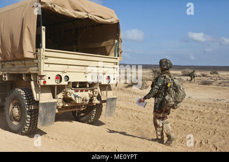 171219-M-UX416-069 ARTA BEACH, Gibuti (dec. n. 19, 2017) delle forze francesi prepararsi alla partenza simulato recupero tattico di aeromobili e di missione del personale durante il pugnale del coccodrillo. Alligatore pugnale, guidato da Naval Amphibious vigore, Task Force 51/5th Marine Expeditionary brigata di spedizione, è un dedicato, bilaterali prove di combattimento che combina degli Stati Uniti e delle forze francesi di pratica, provare ed esercitare capacità integrate disponibili negli Stati Uniti. Comando centrale sia a galla e a terra. (U.S. Marine Corps foto di Sgt. Jessica Y. Lucio/rilasciato) Foto Stock