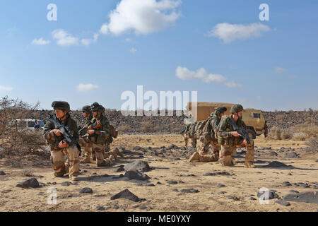 171219-M-UX416-092 ARTA BEACH, Gibuti (dec. n. 19, 2017) delle forze francesi fissano l'area in preparazione alla partenza simulato recupero tattico di aeromobili e di missione del personale durante il pugnale del coccodrillo. Alligatore pugnale, guidato da Naval Amphibious vigore, Task Force 51/5th Marine Expeditionary brigata di spedizione, è un dedicato, bilaterali prove di combattimento che combina degli Stati Uniti e delle forze francesi di pratica, provare ed esercitare capacità integrate disponibili negli Stati Uniti. Comando centrale sia a galla e a terra. (U.S. Marine Corps foto di Sgt. Jessica Y. Lucio/rilasciato) Foto Stock