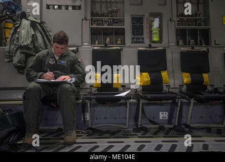 Il personale Sgt. Kyle Herzog, XIV Airlift Squadron loadmaster, prepara la documentazione su un C-17 Globemaster III prima di simulare un giunto di ingresso forzato missione a base comune, Charleston S.C., il 9 dicembre 2017. Più di 40 aerei hanno partecipato a questa porzione di mobilità di U.S. Air Force armi di integrazione scolastica in corrispondenza di un intervallo di prova vicino alla Nellis Air Force Base, Nev., dove gli studenti hanno trascorso 6 mesi di apprendimento, evoluzione e costruzione fino a questo evento. (U.S. Air Force photo by Staff Sgt. Trevor T. McBride) Foto Stock