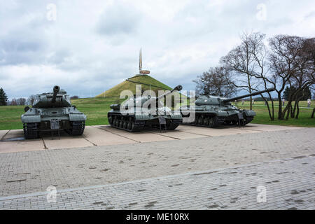 La Bielorussia Minsk - Aprile 19, 2018: sovietica equipaggiamento militare del complesso memoriale Kurgan Slavy. Foto Stock