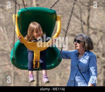 Nonna e nipote giocare in oscillazione in plastica Foto Stock