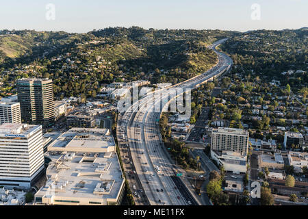 Los Angeles, California, Stati Uniti d'America - 18 Aprile 2018: nel tardo pomeriggio vista aerea dell'Autostrada 405 e Sepulveda passano nella valle di San Fernando. Foto Stock