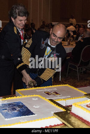 Stati Uniti Esercito Brig. Gen. Deborah L. Kotulich (sinistra), comandante generale, 143d supporto comando (Expeditionary), E DEGLI STATI UNITI Comando Esercito Sgt. Il Mag. Carlos O. Lopes, comando sergente maggiore, 143d ESC, una fetta di torta con una spada cerimoniale durante la magg. Gen. Francisco A. Espaillat vittoria palla al Rosen Shingle Creek Resort in Orlando, Florida, Dic 16, 2017. In precedenza doppiato il tenente Gen. (Pensionati) Jack C. Stultz sfera militare, Stultz e il 143d comitato command team hanno deciso di rinominare la sfera in onore di Espaillat, un ex 143d comitato comandante generale scomparso Apr. 8 mentre assegnato come generi Foto Stock