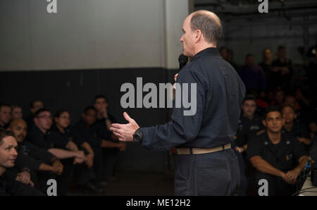 171219-N-VK310-0005 OCEANO PACIFICO (dec. n. 19, 2017) Capt. John Howard, appena nominato comandante della Amphibious Assault nave USS Wasp (LHD 1) indirizzi junior marinai arruolato in la minore area di stoccaggio del veicolo a bordo Wasp. Vespa è in transito a Sasebo, Giappone per condurre un fatturato con la USS Bonhomme Richard (LHD 6) come distribuita ammiraglia delle forze anfibio NEGLI STATI UNITI 7 flotta area di operazioni. (U.S. Foto di Marina di Massa lo specialista di comunicazione 3a Michael Molina/rilasciato) Foto Stock