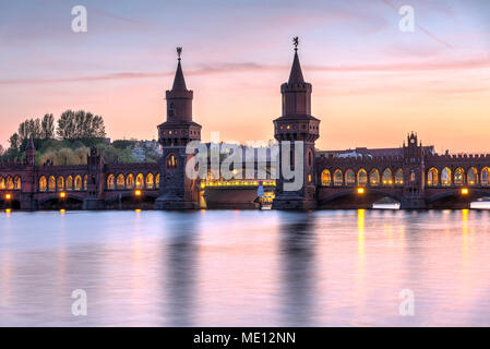 Il grazioso Oberbaumbruecke attraverso il fiume Sprea a Berlino al tramonto Foto Stock