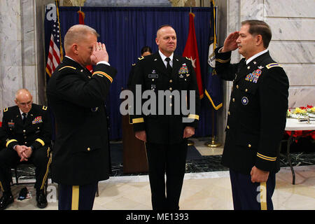 Chief Warrant Officer Dwight Harlan assume il ruolo del Kentucky del comando del chief warrant officer durante un cambio di responsabilità a Francoforte, Ky., Dic 20, 2017. Foto Stock