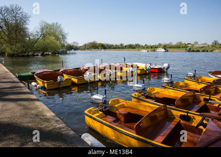 Windsor, Regno Unito. Xx Aprile, 2018. Una vista attraverso il noleggio barche sul fiume Tamigi verso il Brocas in Eton. Foto Stock