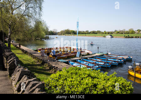 Windsor, Regno Unito. Xx Aprile, 2018. Una vista attraverso il noleggio barche sul fiume Tamigi verso il Brocas in Eton. Foto Stock