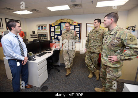 Col. Michael Ellicott Jr. (secondo da sinistra), U.S. Esercito di ingegneri di Memphis comandante di distretto e distretto ingegnere, pone domande durante un tour del distretto di Nashville Acqua Centro di gestione presso la sede del distretto di Nashville, Tennessee, Dic 19, 2017. Anthony Rodino, Distretto di Nashville deliberando chief di idraulica e di idrologia, informato Ellicott e il Mag. Thomas C. Darrow (secondo da destra), distretto di Memphis vice comandante; e il tenente Col. Cullen Jones, Nashville comandante del distretto; sui lavori del centro. (USACE foto di Lee Roberts) Foto Stock