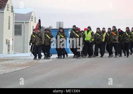 Un gruppo di cadetti con la sfida di Wisconsin Academy marzo vicino al complesso dell'Accademia dic. 14, 2017 a Fort McCoy, Wis. i cadetti erano nelle loro ultime settimane di formazione prima di laurearsi. La sfida Academy, un Fort McCoy organizzazione del locatario, offre ai giovani la possibilità di cambiare il senso della loro vita e di sviluppare la forza di carattere e di vita le competenze necessarie per diventare il successo, cittadini responsabili. Il programma inizia con un 5 1/2 mesi fase residenziale, seguiti da un anno di post-fase residenziale. (U.S. Foto dell'esercito da Scott T. Sturkol, Ufficio per gli affari pubblici, Fort McCoy, W Foto Stock