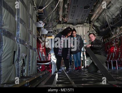 Stati Uniti Air Force Staff Sgt. Zach Harmon, 58th Special Operations Wing MC-130J loadmaster, viene illustrato come modificare i pannelli pavimento sul MC-130J per i visitatori provenienti dal Presbyterian e Università del Messico Nuovo ospedale per bambini, a Kirtland Air Force Base, N.M., Dic 21. Più di 15 bambini e le loro famiglie hanno visitato Kirtland per pranzo e di aeromobili di visualizzazione statica. (U.S. Air Force photo by Staff Sgt. J.D. Forte II) Foto Stock