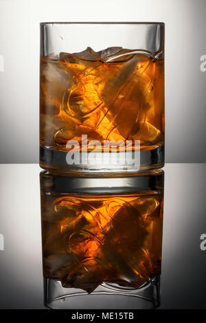 CHELYABINSK, RUSSIA - Aprile 10,2018 vetro delle migliori Blended Scotch Whisky Ballantines Logo naturale con cubetti di ghiaccio foto pubblicitaria sullo sfondo con Foto Stock