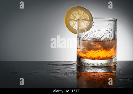 CHELYABINSK, RUSSIA - Aprile 10,2018 vetro delle migliori Blended Scotch Whisky Ballantines Logo naturale con cubetti di ghiaccio e una fettina di limone pubblicità sh Foto Stock