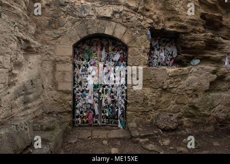 Offerte di panno per portare buona fortuna all'interno di Agia Solomoni Catacombe Cristiane in Kato Paphos, Repubblica di Cipro, in europa Foto Stock