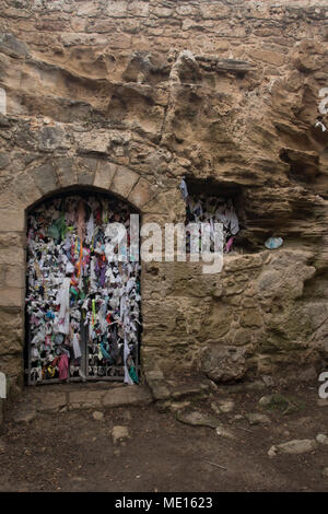 Offerte di panno per portare buona fortuna all'interno di Agia Solomoni Catacombe Cristiane in Kato Paphos, Repubblica di Cipro, in europa Foto Stock