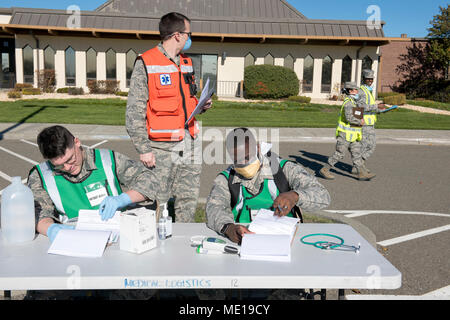Avieri dal sessantesimo Medical Group pronti i documenti nella configurazione iniziale di un punto di erogazione durante un esercizio su Travis Air Force Base in California, 7 dicembre, 2017. Il POD assicura il popolino di base ha accesso ai farmaci necessari in caso di un vero e proprio mondo di un focolaio di una malattia erano sempre verificarsi sulla base. (U.S. Air Force foto di Kim Lan) Foto Stock