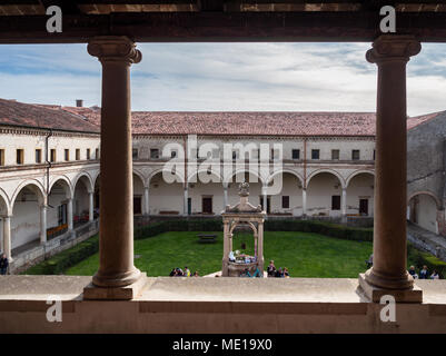 Padova, Italia - 2 Aprile 2018: Cortile interno del chiostro della Abbazia di Carceri visto dalla loggia superiore. Foto Stock