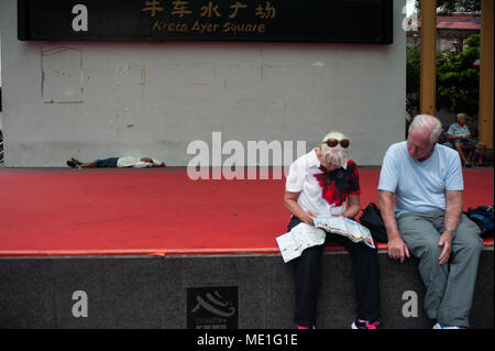 08.04.2018, Singapore, Repubblica di Singapore, in Asia - Due turisti sono visti prendendo una pausa al Kreta Ayer Square a Singapore Chinatown. Foto Stock