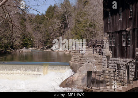 PORTERSVILLE, Pennsylvania, USA 4-20-2018 famiglia McConnells Mill Grist Mill edificio. Il mulino, uno dei primi in America ha cominciato il funzionamento nel 1852 Foto Stock