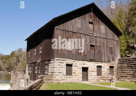 PORTERSVILLE, Pennsylvania, USA 4-20-2018 famiglia McConnells Mill Grist Mill edificio. Il mulino, uno dei primi in America ha cominciato il funzionamento nel 1852 Foto Stock