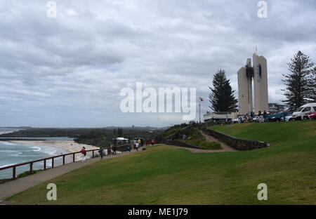 Tweed teste, Australia - 26 dic 2017. Captain Cook Memorial a Poing in pericolo si abbassa Rock Park. Il monumento è al confine del NSW e Queensland. Foto Stock