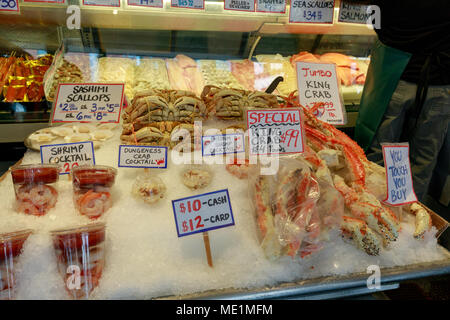 Seattle, Washington - Aprile 9, 2018 : piatti a base di frutti di mare freschi visualizzare al pubblico Centro di mercato anche noto in tutto il mondo come il Mercato di Pike Place, Seattle landmark Foto Stock