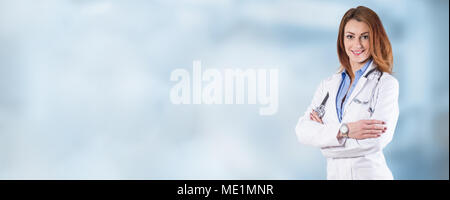 Ritratto di una giovane donna bellissima medico su uno sfondo blu. Foto Stock