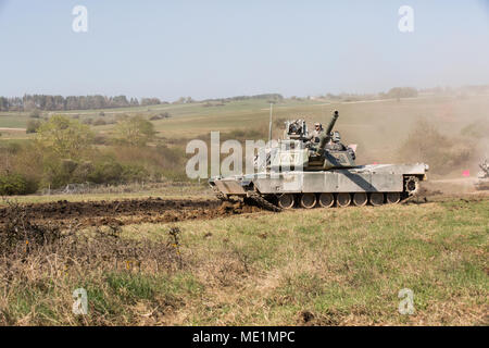 Stati Uniti Soldati assegnato al primo battaglione 63Armor reggimento, 2° Brigata corazzate contro la squadra, 1a divisione di fanteria, condurre attività di formazione con un M1A2 Abrams serbatoio durante il combinato di risolvere X Live Fire esercizio a Grafenwoehr, Germania, 19 aprile 2018. Il Comune di combattimento (valutazione JWA) aiuta l'esercito valutare concetti emergenti, di integrare nuove tecnologie e promuovere l interoperabilità nell'esercito, con altri servizi, gli alleati degli Stati Uniti e gli altri partner della coalizione. JWA è il solo luogo di esercizio di valutazione 27 concetti e capacità mentre si allinea con gli Stati Uniti Esercito la disponibilità in Europa e altri comp Foto Stock