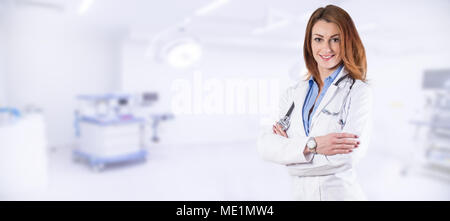 Ritratto di una donna bellissima medico su blue clinic interni. Foto Stock