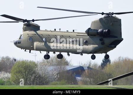 Un U.S. Esercito CH-47 elicottero Chinook dal 1° Battaglione, 3° Reggimento di aviazione (attacco ricognizione), xii combattere la Brigata Aerea, si diparte sulla manutenzione di un volo di prova su Aprile 19, 2018 a Katterbach Army Airfield in Ansbach, Baviera, Germania. (U.S. Foto dell'esercito da Charles Rosemond) Foto Stock