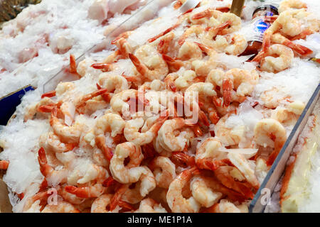 Seattle, Washington - Aprile 9, 2018 : piatti a base di frutti di mare freschi visualizzare al pubblico Centro di mercato anche noto in tutto il mondo come il Mercato di Pike Place, Seattle landmark Foto Stock