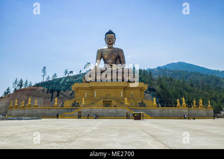 Bhuddha Dordenma, Thimphu Bhutan - Buddha Dordenma è ad altezza 51,5 metri ed è realizzato in bronzo e dorati in oro. Foto Stock