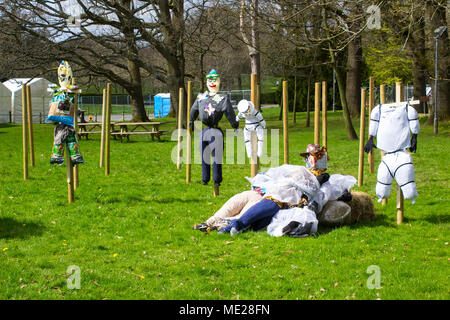 Riempito di paglia spaventapasseri tipo caricatura figure per i divertimenti per i bambini a 2018 annuale festival di primavera a Barnet's Demesne Belfast nord ho Foto Stock