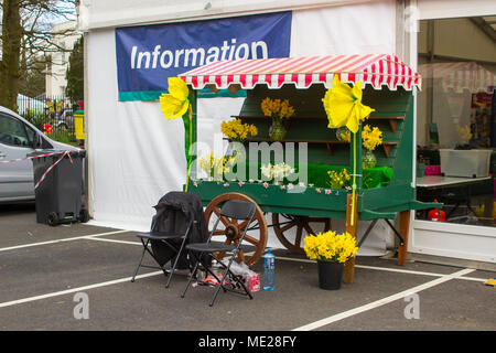Il 20 aprile 2018. Una mano decorativi carrello all'ingresso di uno dei tabelloni elettronici durante la configurazione dell'annuale Festival di Primavera a Barnet's Demesne Belf Foto Stock
