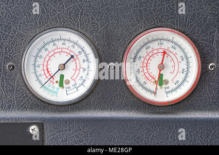 Due manometri per la misurazione della pressione in servizio Foto Stock